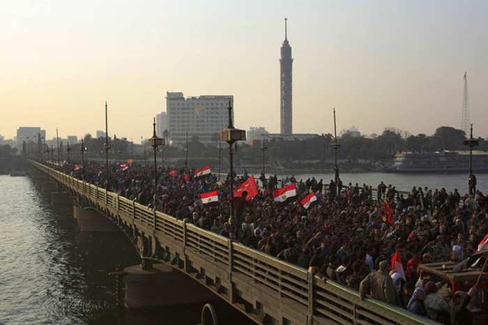 Hàng ngàn người đổ ra đường và kéo đến trước cửa trụ sở bộ Nội vụ Ai Cập để bày tỏ nỗi bất bình trước sự thờ ơ của lực lượng an ninh tại sân Port Said Hàng ngàn người đổ ra đường và kéo đến trước cửa trụ sở bộ Nội vụ Ai Cập để bày tỏ nỗi bất bình trước sự thờ ơ của lực lượng an ninh tại sân Port Said