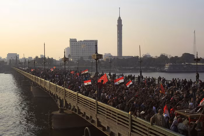 Hàng ngàn người đổ ra đường và kéo đến trước cửa trụ sở bộ Nội vụ Ai Cập để bày tỏ nỗi bất bình trước sự thờ ơ của lực lượng an ninh tại sân Port Said