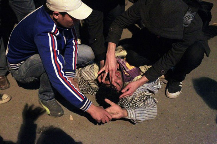 Cảnh sát dùng hơi cay để giải tán đám đông. Nhiều người bỏ chạy, trong khi một số khác đã ngã xuống đất vì bị nhiễm hơi cay Cảnh sát dùng hơi cay để giải tán đám đông. Nhiều người bỏ chạy, trong khi một số khác đã ngã xuống đất vì bị nhiễm hơi cay