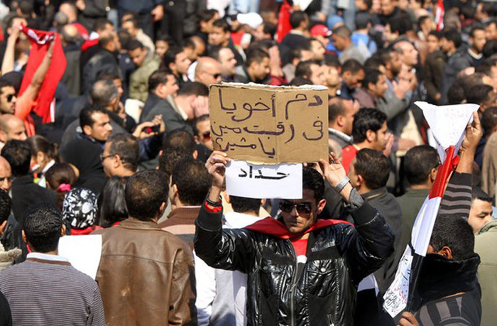 “Ai chịu trách nhiệm cho những giọt máu đổ xuống của nguyên soái anh trai tôi?”, ý chỉ nguyên soái Hussein Tantawi, người được coi là sẽ thay thế Hosni Mubarak khi ông này rời khỏi ghế lãnh đạo nhà nước Ai Cập. “Ai chịu trách nhiệm cho những giọt máu đổ xuống của nguyên soái anh trai tôi?”, ý chỉ nguyên soái Hussein Tantawi, người được coi là sẽ thay thế Hosni Mubarak khi ông này rời khỏi ghế lãnh đạo nhà nước Ai Cập.