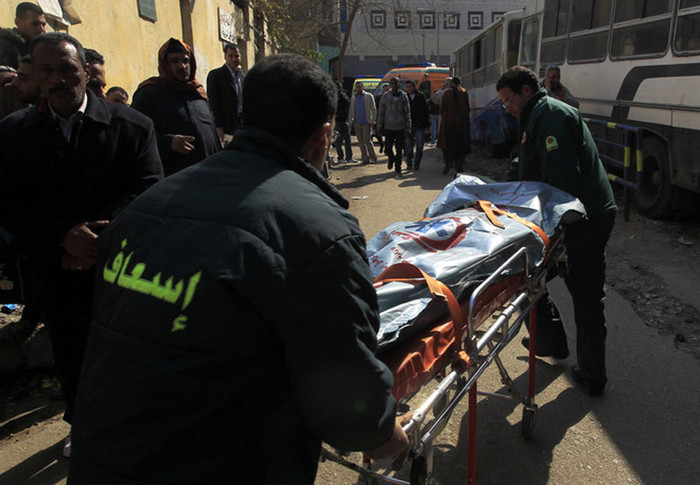 Trong lúc Ai Cập đang vật lộn với công cuộc gìn giữ trật tự và hòa bình thời hậu Mubarak, sự kiện này càng đào sâu thêm những vết nứt giữa các đảng phái chính trị Trong lúc Ai Cập đang vật lộn với công cuộc gìn giữ trật tự và hòa bình thời hậu Mubarak, sự kiện này càng đào sâu thêm những vết nứt giữa các đảng phái chính trị