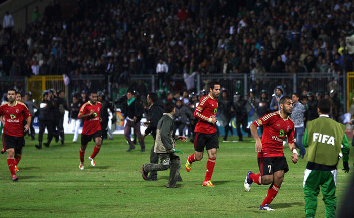Nguyên nhân là do Al-Ahly và Al-Masry là kình địch của nhau, nhưng cũng có thể do nguyên nhân chính trị. Nguyên nhân là do Al-Ahly và Al-Masry là kình địch của nhau, nhưng cũng có thể do nguyên nhân chính trị.
