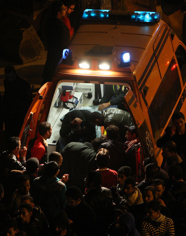 Công khai hơn, hội CĐV của đội bóng này, vốn thờ ơ với chính trị, đã viết trên Facebook như sau: “Đây là thông điệp gửi tới Liên đoàn bóng đá Ai Cập, và cũng gửi tới bất cứ kẻ nào nghĩ rằng mình có thể biến sân bóng thành nhà tù dưới sự điều khiển của mình (ám chỉ Mubarak): Bọn ta làm chủ các khán đài, và bọn ta làm chủ các sân vận động”. Công khai hơn, hội CĐV của đội bóng này, vốn thờ ơ với chính trị, đã viết trên Facebook như sau: “Đây là thông điệp gửi tới Liên đoàn bóng đá Ai Cập, và cũng gửi tới bất cứ kẻ nào nghĩ rằng mình có thể biến sân bóng thành nhà tù dưới sự điều khiển của mình (ám chỉ Mubarak): Bọn ta làm chủ các khán đài, và bọn ta làm chủ các sân vận động”.