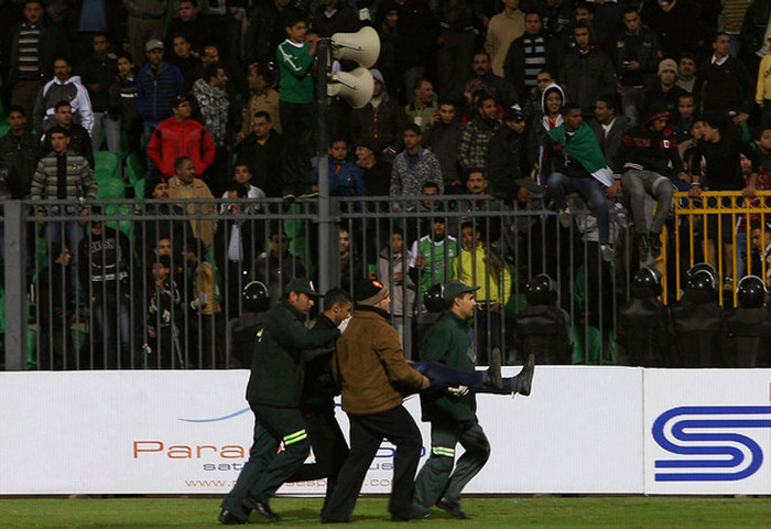 Một bi kịch quốc gia. Trận đấu tại Port Said, Ai Cập biến thành một cuộc ẩu đả sân cỏ khiến 74 người thiệt mạng và khoảng 1000 người bị thương. Một bi kịch quốc gia. Trận đấu tại Port Said, Ai Cập biến thành một cuộc ẩu đả sân cỏ khiến 74 người thiệt mạng và khoảng 1000 người bị thương.