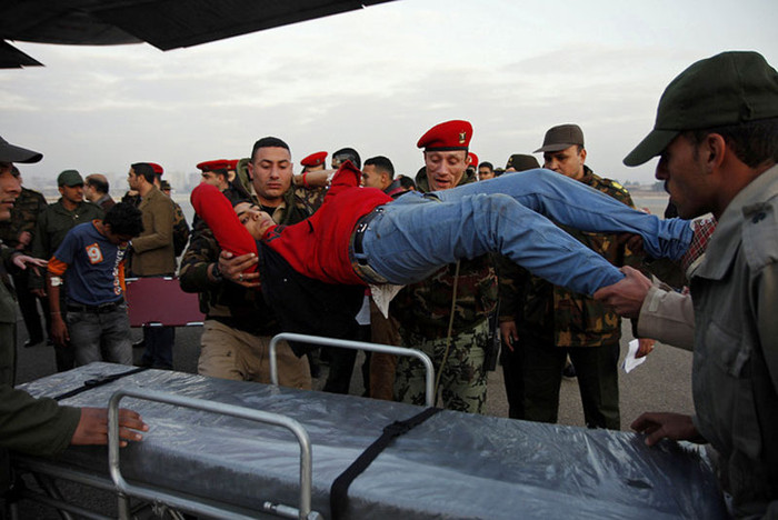 Những người bị thương được đưa lên máy bay để chở tới bệnh viện tại Cairo Những người bị thương được đưa lên máy bay để chở tới bệnh viện tại Cairo