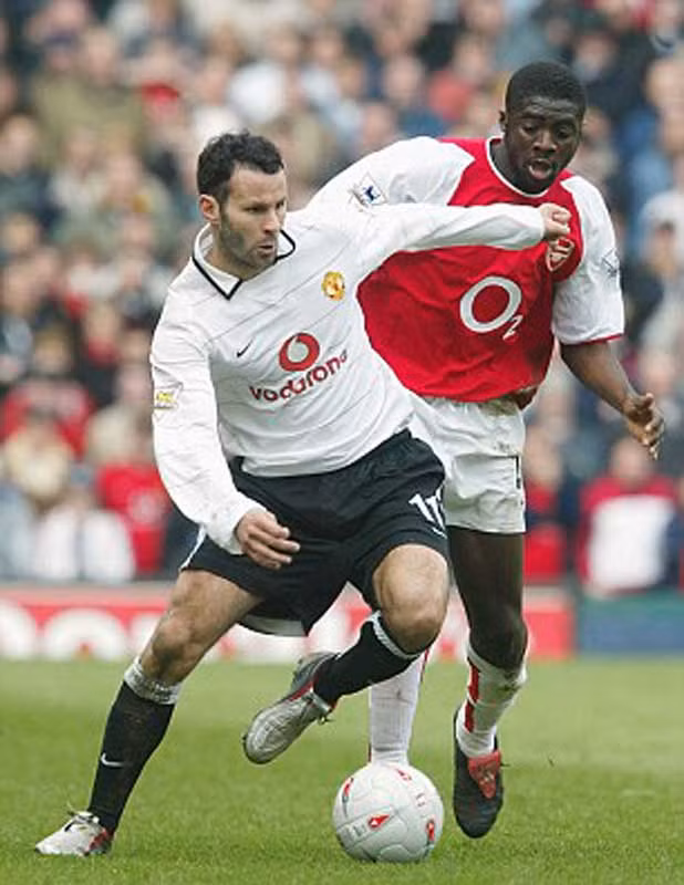 2004: Ryan Giggs có một năm 2004 đáng nhớ với những kỷ lục. Anh chơi trong trận chung kết FA Cup và trở thành một trong 2 cầu thủ (bên cạnh Roy Keane) vô địch danh hiệu này 4 lần trong thời gian ở Old Trafford. Tháng 9 năm đó, Ryan Giggs chạm cột mốc 600 trận cho MU để đứng cùng hàng với Sir Bobby Charlton và Bill Foulkes trong lịch sử CLB.