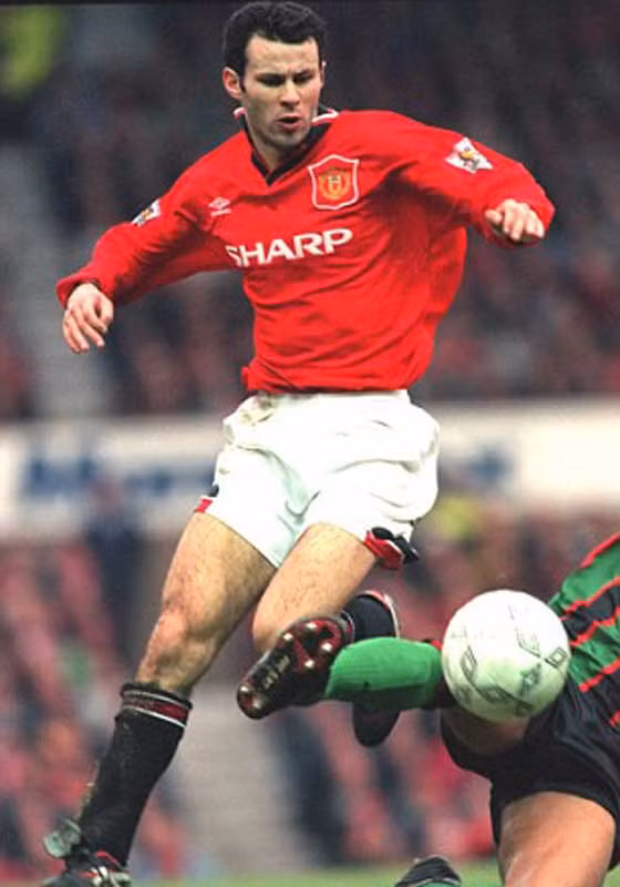 1995: Chấn thương khiến Giggs chỉ đá được 29 trận ở Premier League và ghi có 1 bàn thắng. Cuối mùa 94-95 Giggs đã phần nào lấy lại phong độ nhưng quá muộn để giúp MU có được danh hiệu. Quỷ Đỏ mất chức vô địch vào tay Blackburn Rovers, tập thể duy nhất từng vô địch giải Ngoại hạng không nằm trong Big Four, với bộ đôi huyền thoại Alan Shearer – Chris Sutton.