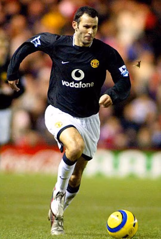 2005: MU với sự xuất hiện của tân binh Wayne Rooney một lần nữa lọt vào chung kết FA Cup nhưng bị Arsenal đánh bại trong loạt luân lưu đầu tiên trong lịch sử chiếc cúp này. Chelsea của Jose Mourinho lầm lũi đi tới chức vô địch trong khi MU chỉ về thứ 3. Giggs tiếp tục là một nhân vật then chốt ở Old Trafford, và anh đã được tôn vinh trong Ngôi nhà danh vọng của bóng đá Anh.