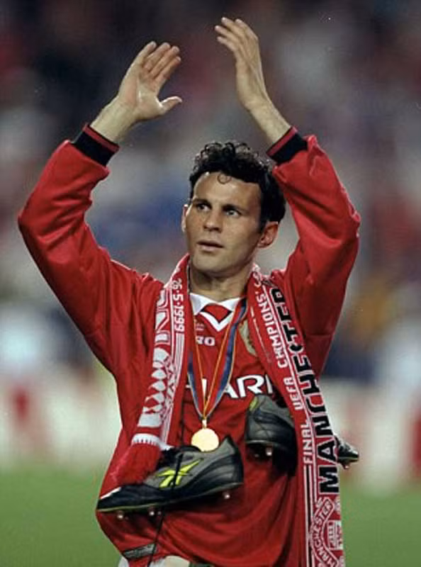 1999: Vắng mặt rất nhiều vì chấn thương nhưng mỗi khi Giggs ra sân, anh là sự xuất sắc. Giggs mang lại những khoảnh khắc tuyệt vời khi ghi bàn trong hiệp phụ giúp MU hạ Arsenal 2-1 ở bán kết FA Cup và san bằng tỷ số ở phút bù giờ trước Juventus ở bán kết Champions League. Giggs trực tiếp đá phạt góc để Teddy Sheringham gỡ hòa cho MU trong trận chung kết châu Âu với Bayern Munich, và Quỷ Đỏ chạm tay vào cú ăn 3 vĩ đại nhất trong lịch sử. Giggs còn được bầu chọn là Cầu thủ xuất sắc nhất trong trận chung kết Cúp Liên lục địa trước Palmeiras cuối năm đó.