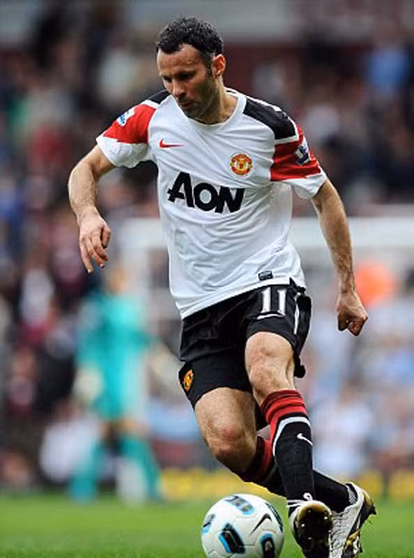 2011: ngày 17/1, Giggs chạm cột mốc 600 trận tại giải VĐQG cho MU, và tới ngày 6/3 thì anh vượt qua Sir Bobby Charlton để chơi trận thứ 607 ở giải VĐQG. Đến ngày 26/4, Giggs ghi bàn vào lưới Schalke 04 để trở thành cầu thủ cao tuổi nhất ghi bàn ở Champions League. Vài tháng sau, chính anh lại phá kỷ lục của mình và đồng thời biến mình trở thành người đầu tiên ghi bàn ở 16 mùa giải Champions League khác nhau, vượt qua Raul với 15 mùa giải, và ghi bàn trong mùa giải VĐQG thứ 22 liên tiếp.