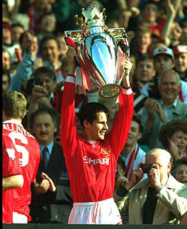 1994: Sự xuất hiện của Eric Cantona trong một đội hình vốn đã có những tài năng xuất chúng như Paul Ince, Mark Hughes và Ryan Giggs đưa Ferguson tới cú đúp đầu tiên (Premier League & FA Cup). Đây cũng là lúc mà Giggs trở thành một đối tượng để Premier League quảng bá thương hiệu ở mức độ toàn cầu. Anh là một David Beckham trong lúc Beckham “xịn” còn đang ở Preston North End, các thiếu nữ đổ xô đi mua các cuốn tạp chí có khuôn mặt anh trên bìa chỉ để dán trong phòng ngủ. Anh là gương mặt quảng cáo của rất nhiều hãng lớn, có bạn gái là người nổi tiếng và thậm chí có hẳn chương trình truyền hình thực tế của riêng mình. Cuối mùa giải 93-94, Giggs lần thứ hai liên tiếp giành danh hiệu Cầu thủ trẻ xuất sắc nhất năm. 1994: Sự xuất hiện của Eric Cantona trong một đội hình vốn đã có những tài năng xuất chúng như Paul Ince, Mark Hughes và Ryan Giggs đưa Ferguson tới cú đúp đầu tiên (Premier League & FA Cup). Đây cũng là lúc mà Giggs trở thành một đối tượng để Premier League quảng bá thương hiệu ở mức độ toàn cầu. Anh là một David Beckham trong lúc Beckham “xịn” còn đang ở Preston North End, các thiếu nữ đổ xô đi mua các cuốn tạp chí có khuôn mặt anh trên bìa chỉ để dán trong phòng ngủ. Anh là gương mặt quảng cáo của rất nhiều hãng lớn, có bạn gái là người nổi tiếng và thậm chí có hẳn chương trình truyền hình thực tế của riêng mình. Cuối mùa giải 93-94, Giggs lần thứ hai liên tiếp giành danh hiệu Cầu thủ trẻ xuất sắc nhất năm.