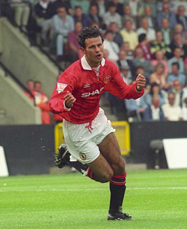 1993: Premier League ra mắt và cũng vào lúc này, Giggs đã loại bỏ Lee Sharrpe để trở thành sự lựa chọn số 1 cho vị trí tiền vệ trái. MU sau 26 năm cuối cùng cũng đã có được danh hiệu vô địch nước Anh, và cũng là danh hiệu Premier League đầu tiên trong triều đại của Sir Alex Ferguson. 1993: Premier League ra mắt và cũng vào lúc này, Giggs đã loại bỏ Lee Sharrpe để trở thành sự lựa chọn số 1 cho vị trí tiền vệ trái. MU sau 26 năm cuối cùng cũng đã có được danh hiệu vô địch nước Anh, và cũng là danh hiệu Premier League đầu tiên trong triều đại của Sir Alex Ferguson.