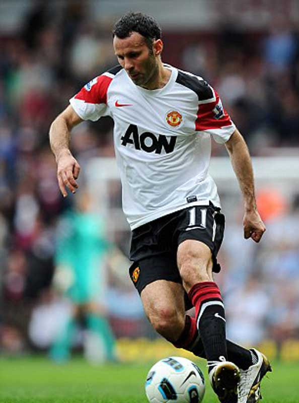 2011: ngày 17/1, Giggs chạm cột mốc 600 trận tại giải VĐQG cho MU, và tới ngày 6/3 thì anh vượt qua Sir Bobby Charlton để chơi trận thứ 607 ở giải VĐQG. Đến ngày 26/4, Giggs ghi bàn vào lưới Schalke 04 để trở thành cầu thủ cao tuổi nhất ghi bàn ở Champions League. Vài tháng sau, chính anh lại phá kỷ lục của mình và đồng thời biến mình trở thành người đầu tiên ghi bàn ở 16 mùa giải Champions League khác nhau, vượt qua Raul với 15 mùa giải, và ghi bàn trong mùa giải VĐQG thứ 22 liên tiếp. 2011: ngày 17/1, Giggs chạm cột mốc 600 trận tại giải VĐQG cho MU, và tới ngày 6/3 thì anh vượt qua Sir Bobby Charlton để chơi trận thứ 607 ở giải VĐQG. Đến ngày 26/4, Giggs ghi bàn vào lưới Schalke 04 để trở thành cầu thủ cao tuổi nhất ghi bàn ở Champions League. Vài tháng sau, chính anh lại phá kỷ lục của mình và đồng thời biến mình trở thành người đầu tiên ghi bàn ở 16 mùa giải Champions League khác nhau, vượt qua Raul với 15 mùa giải, và ghi bàn trong mùa giải VĐQG thứ 22 liên tiếp.