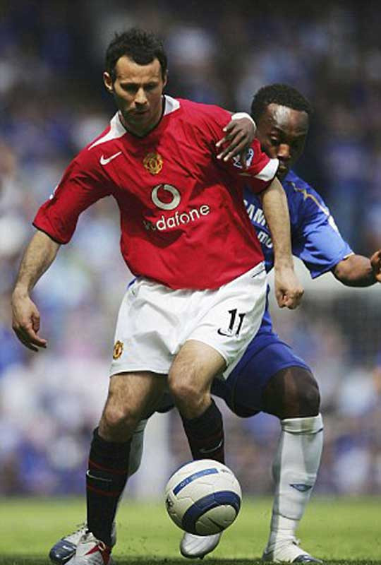 2006: Chelsea tiếp tục là đội bóng mạnh nhất của xứ sở sương mù khi bỏ cách MU tới 8 điểm trên BXH khi mùa giải kết thúc. Giggs vẫn là trụ cột nhưng anh không thể một mình giúp đội bóng vô địch khi tập thể Quỷ Đỏ năm đó bị bão chấn thương hoành hành. 2006: Chelsea tiếp tục là đội bóng mạnh nhất của xứ sở sương mù khi bỏ cách MU tới 8 điểm trên BXH khi mùa giải kết thúc. Giggs vẫn là trụ cột nhưng anh không thể một mình giúp đội bóng vô địch khi tập thể Quỷ Đỏ năm đó bị bão chấn thương hoành hành.