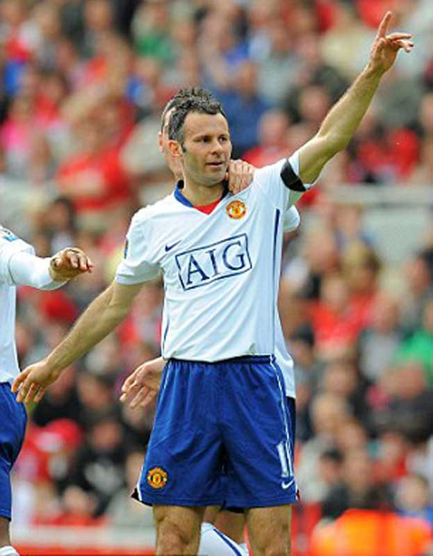 2009: Ngày 29/4, Giggs đạt tới cột mốc 800 trận. Anh ghi bàn thắng thứ 150 cho MU. Anh bắt đầu chơi ở trung tâm hàng tiền vệ và ngày càng chứng tỏ sự bền bỉ của mình dù đã ở tuổi 35. Ngày 12/12, Giggs vượt qua đồng hương Gary Speed, người nắm giữ kỷ lục ra sân tại Premier League với 535 trận. Ngày cuối cùng của năm 2009, Giggs được bầu chọn là Cầu thủ Man Utd xuất sắc nhất của thập kỷ. 2009: Ngày 29/4, Giggs đạt tới cột mốc 800 trận. Anh ghi bàn thắng thứ 150 cho MU. Anh bắt đầu chơi ở trung tâm hàng tiền vệ và ngày càng chứng tỏ sự bền bỉ của mình dù đã ở tuổi 35. Ngày 12/12, Giggs vượt qua đồng hương Gary Speed, người nắm giữ kỷ lục ra sân tại Premier League với 535 trận. Ngày cuối cùng của năm 2009, Giggs được bầu chọn là Cầu thủ Man Utd xuất sắc nhất của thập kỷ.