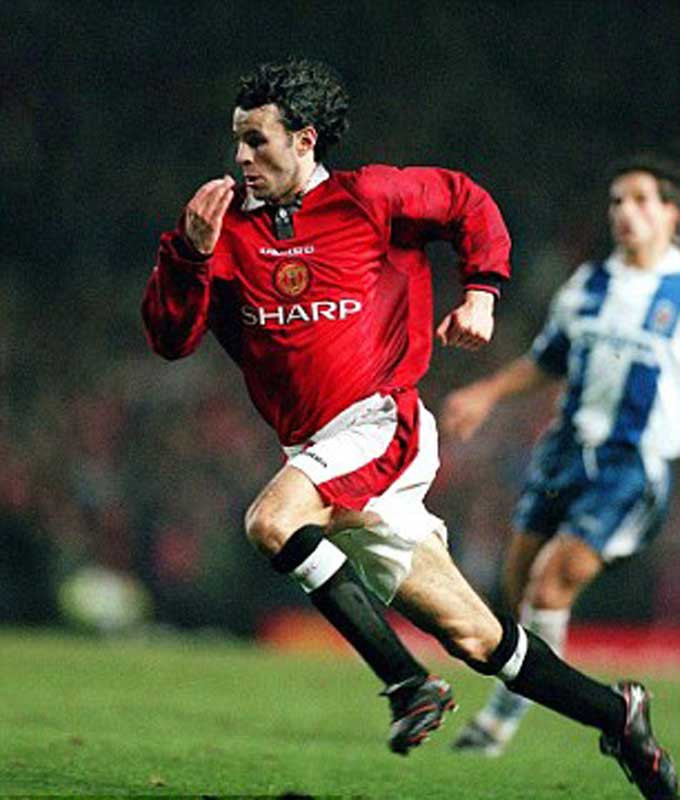 1997: Giggs lần đầu tiên có cơ hội tỏa sáng ở châu Âu. Đóng vai trò then chốt trong việc đưa MU tới danh hiệu Premier League thứ 3 trong vòng 4 năm, tiền vệ người xứ Wales cùng các đồng đội đi tới bán kết Champions League trước khi bị chặn lại bởi nhà vô địch tương lai Borussia Dortmund. Alessandro Del Piero của Juventus đã nói rằng anh chỉ có 2 lần trong đời khóc khi xem một ai đó đá bóng, người thứ nhất là Roberto Baggio, và người thứ hai là Ryan Giggs. 1997: Giggs lần đầu tiên có cơ hội tỏa sáng ở châu Âu. Đóng vai trò then chốt trong việc đưa MU tới danh hiệu Premier League thứ 3 trong vòng 4 năm, tiền vệ người xứ Wales cùng các đồng đội đi tới bán kết Champions League trước khi bị chặn lại bởi nhà vô địch tương lai Borussia Dortmund. Alessandro Del Piero của Juventus đã nói rằng anh chỉ có 2 lần trong đời khóc khi xem một ai đó đá bóng, người thứ nhất là Roberto Baggio, và người thứ hai là Ryan Giggs.