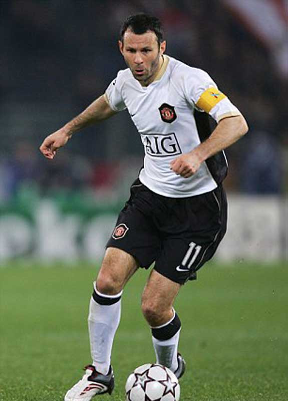 2007: Ryan Giggs phá vỡ kỷ lục số lần vô địch quốc gia của một cá nhân (nắm giữ bởi hai cựu danh thủ của Liverpool, Alan Hansen và Phil Neal) khi giúp MU đi tới chức vô địch Ngoại hạng. Đó là một mùa giải đỉnh cao của MU, Giggs cùng 7 thành viên khác lọt vào đội hình của mùa giải và lập kỷ lục số thành viên cùng một đội bóng xuất hiện trong Đội hình của năm. Ngày 8/12/2007, Giggs ghi bàn thứ 100 tại giải VĐQG cho MU. 2007: Ryan Giggs phá vỡ kỷ lục số lần vô địch quốc gia của một cá nhân (nắm giữ bởi hai cựu danh thủ của Liverpool, Alan Hansen và Phil Neal) khi giúp MU đi tới chức vô địch Ngoại hạng. Đó là một mùa giải đỉnh cao của MU, Giggs cùng 7 thành viên khác lọt vào đội hình của mùa giải và lập kỷ lục số thành viên cùng một đội bóng xuất hiện trong Đội hình của năm. Ngày 8/12/2007, Giggs ghi bàn thứ 100 tại giải VĐQG cho MU.