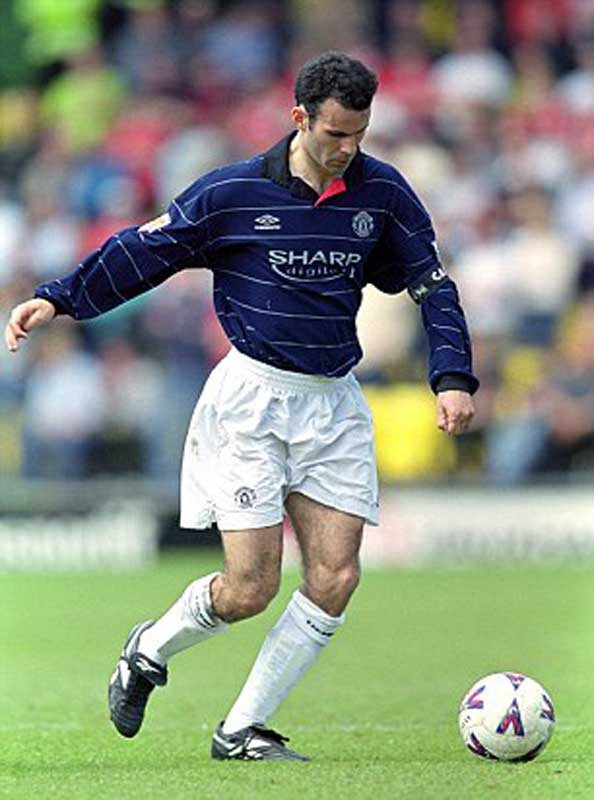 2000: Đây là mùa giải mà MU hoàn toàn thống trị Premier League. Họ chỉ thua 3 trận và bỏ xa đội xếp thứ 2 là Arsenal tới 18 điểm. Điều khiến Sir Alex thất vọng là ông mất FA Cup vì phải tham gia giải VĐTG các CLB, và MU bị loại ở tứ kết Champions League bởi Real Madrid. Ryan Giggs chơi 44 trận và ghi được 7 bàn. 2000: Đây là mùa giải mà MU hoàn toàn thống trị Premier League. Họ chỉ thua 3 trận và bỏ xa đội xếp thứ 2 là Arsenal tới 18 điểm. Điều khiến Sir Alex thất vọng là ông mất FA Cup vì phải tham gia giải VĐTG các CLB, và MU bị loại ở tứ kết Champions League bởi Real Madrid. Ryan Giggs chơi 44 trận và ghi được 7 bàn.