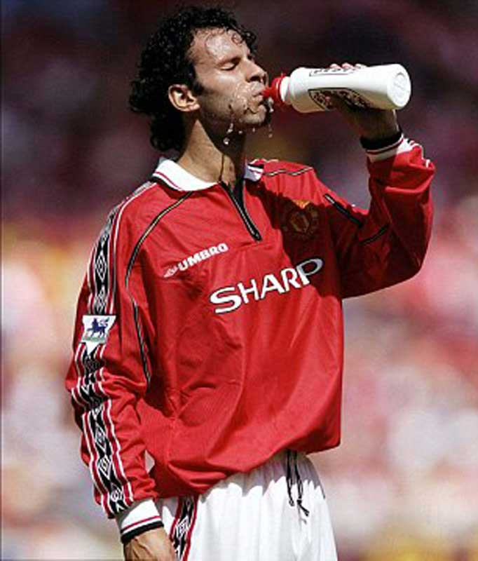 1998: Phong độ kém cỏi của MU ở tháng 3 và tháng 4/1998 khiến họ mất chức vô địch Ngoại hạng vào tay Arsenal của Arsene Wenger. Năm 1998 là một năm không thành công với cá nhân Giggs và tập thể nói chung, MU không có danh hiệu nào và Giggs cũng không giành được giải thưởng cá nhân nào. 1998: Phong độ kém cỏi của MU ở tháng 3 và tháng 4/1998 khiến họ mất chức vô địch Ngoại hạng vào tay Arsenal của Arsene Wenger. Năm 1998 là một năm không thành công với cá nhân Giggs và tập thể nói chung, MU không có danh hiệu nào và Giggs cũng không giành được giải thưởng cá nhân nào.