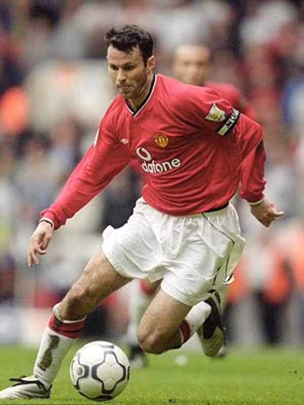 2001: MU mùa thứ 3 liên tiếp vô địch Premier League, và Sir Alex trở thành HLV đầu tiên đạt được thành tích này. Ryan Giggs vẫn đóng vai trò không thể thay thế trong đội hình, cho dù đó là mùa bóng anh bị phủ mờ bởi Teddy Sheringham.