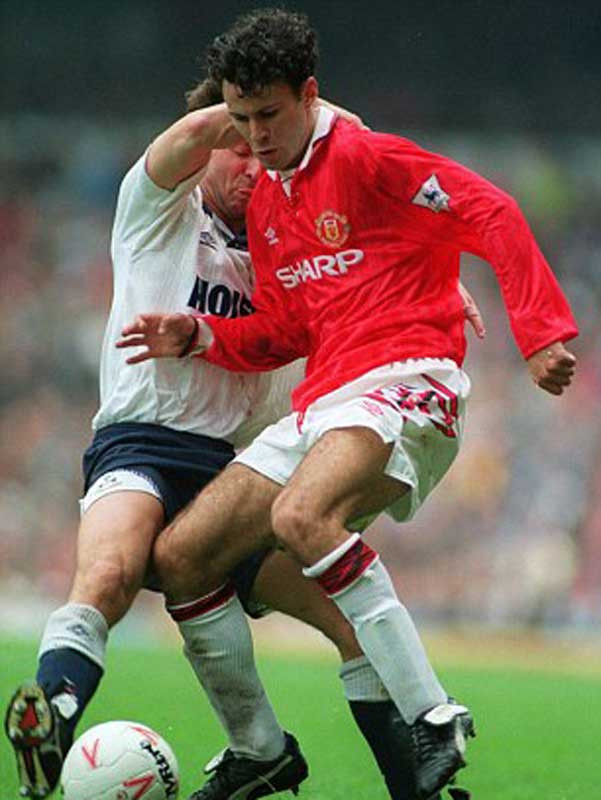 1992: Giggs trở thành một cầu thủ chính thức dù mới chỉ 18 tuổi (trẻ nhất đội), và anh bắt đầu cạnh tranh với Lee Sharpe (hơn anh 2 tuổi) cho vị trí tiền vệ trái. Giggs mở đường cho sự xuất hiện của một loạt những cầu thủ ở đội trẻ MU, những người mà sau này được gọi là “Bầy chim non của Fergie”. Năm đó Quỷ Đỏ về nhì ở giải VĐQG (Leeds United vô địch) nhưng giành được danh hiệu Carling Cup, và Giggs là người kiến tạo cho Brian McClair ghi bàn duy nhất của trận đấu. Anh nhận giải thưởng Cầu thủ trẻ của năm. 1992: Giggs trở thành một cầu thủ chính thức dù mới chỉ 18 tuổi (trẻ nhất đội), và anh bắt đầu cạnh tranh với Lee Sharpe (hơn anh 2 tuổi) cho vị trí tiền vệ trái. Giggs mở đường cho sự xuất hiện của một loạt những cầu thủ ở đội trẻ MU, những người mà sau này được gọi là “Bầy chim non của Fergie”. Năm đó Quỷ Đỏ về nhì ở giải VĐQG (Leeds United vô địch) nhưng giành được danh hiệu Carling Cup, và Giggs là người kiến tạo cho Brian McClair ghi bàn duy nhất của trận đấu. Anh nhận giải thưởng Cầu thủ trẻ của năm.