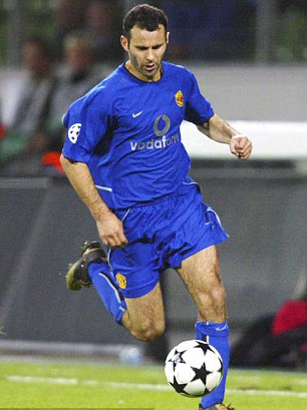 2002: Một năm trắng tay. Manchester United bất ngờ bị loại ở Champions League bởi Bayer Leverkusen, bị Middlesborough đá văng khỏi FA Cup, và chỉ về thứ 3 ở Premier League. Dù đây là mùa bóng thất vọng nhất của MU kể từ khi Giggs ra mắt, anh kỷ niệm 10 năm ra sân trong màu áo MU và có bàn thắng thứ 100 trong sự nghiệp trước Chelsea vào mùa thu năm đó. 2002: Một năm trắng tay. Manchester United bất ngờ bị loại ở Champions League bởi Bayer Leverkusen, bị Middlesborough đá văng khỏi FA Cup, và chỉ về thứ 3 ở Premier League. Dù đây là mùa bóng thất vọng nhất của MU kể từ khi Giggs ra mắt, anh kỷ niệm 10 năm ra sân trong màu áo MU và có bàn thắng thứ 100 trong sự nghiệp trước Chelsea vào mùa thu năm đó.