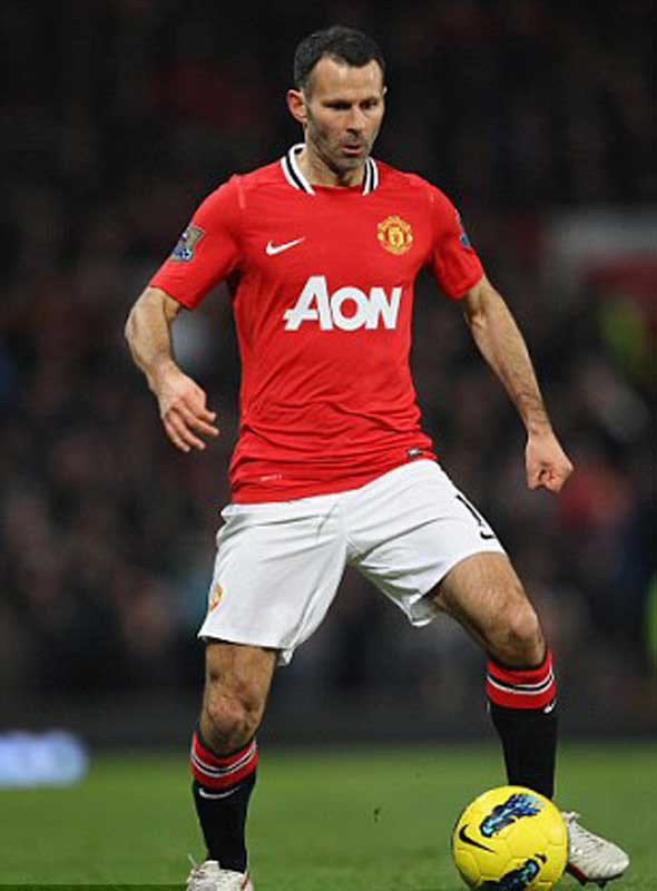 2012: Giggs đã gia hạn tới năm 2013 với MU và có lẽ anh sẽ kết thúc sự nghiệp lẫy lừng của mình tại Old Trafford với 23 năm đầy vinh quang. Nếu ra sân trước Ajax, anh sẽ có trận thứ 900 trong sự nghiệp dành cho MU, và biển người ở Old Trafford chắc chắn sẽ giành những phút đặc biệt để tôn vinh anh. 2012: Giggs đã gia hạn tới năm 2013 với MU và có lẽ anh sẽ kết thúc sự nghiệp lẫy lừng của mình tại Old Trafford với 23 năm đầy vinh quang. Nếu ra sân trước Ajax, anh sẽ có trận thứ 900 trong sự nghiệp dành cho MU, và biển người ở Old Trafford chắc chắn sẽ giành những phút đặc biệt để tôn vinh anh.
