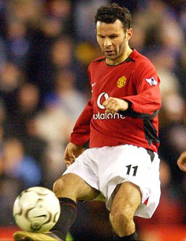 2003: Giggs cùng các đồng đội bị Arsenal bỏ xa tới 8 điểm vào tháng 3 nhưng cuối cùng đã vô địch Premier League trong ngày cuối cùng của mùa giải. MU có chức vô địch thứ 8 trong 11 mùa giải, và Giggs là cầu thủ duy nhất lên nhận huy chương trong cả 8 mùa bóng vô địch đó. Tuy vậy đây là lúc “Bầy chim non” bắt đầu già đi và được thay thế bằng lứa trẻ của Rio Ferdinand và Cristiano Ronaldo. 2003: Giggs cùng các đồng đội bị Arsenal bỏ xa tới 8 điểm vào tháng 3 nhưng cuối cùng đã vô địch Premier League trong ngày cuối cùng của mùa giải. MU có chức vô địch thứ 8 trong 11 mùa giải, và Giggs là cầu thủ duy nhất lên nhận huy chương trong cả 8 mùa bóng vô địch đó. Tuy vậy đây là lúc “Bầy chim non” bắt đầu già đi và được thay thế bằng lứa trẻ của Rio Ferdinand và Cristiano Ronaldo.