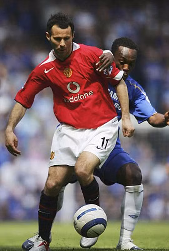 2006: Chelsea tiếp tục là đội bóng mạnh nhất của xứ sở sương mù khi bỏ cách MU tới 8 điểm trên BXH khi mùa giải kết thúc. Giggs vẫn là trụ cột nhưng anh không thể một mình giúp đội bóng vô địch khi tập thể Quỷ Đỏ năm đó bị bão chấn thương hoành hành.