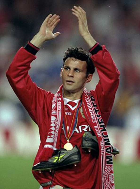1999: Vắng mặt rất nhiều vì chấn thương nhưng mỗi khi Giggs ra sân, anh là sự xuất sắc. Giggs mang lại những khoảnh khắc tuyệt vời khi ghi bàn trong hiệp phụ giúp MU hạ Arsenal 2-1 ở bán kết FA Cup và san bằng tỷ số ở phút bù giờ trước Juventus ở bán kết Champions League. Giggs trực tiếp đá phạt góc để Teddy Sheringham gỡ hòa cho MU trong trận chung kết châu Âu với Bayern Munich, và Quỷ Đỏ chạm tay vào cú ăn 3 vĩ đại nhất trong lịch sử. Giggs còn được bầu chọn là Cầu thủ xuất sắc nhất trong trận chung kết Cúp Liên lục địa trước Palmeiras cuối năm đó. 1999: Vắng mặt rất nhiều vì chấn thương nhưng mỗi khi Giggs ra sân, anh là sự xuất sắc. Giggs mang lại những khoảnh khắc tuyệt vời khi ghi bàn trong hiệp phụ giúp MU hạ Arsenal 2-1 ở bán kết FA Cup và san bằng tỷ số ở phút bù giờ trước Juventus ở bán kết Champions League. Giggs trực tiếp đá phạt góc để Teddy Sheringham gỡ hòa cho MU trong trận chung kết châu Âu với Bayern Munich, và Quỷ Đỏ chạm tay vào cú ăn 3 vĩ đại nhất trong lịch sử. Giggs còn được bầu chọn là Cầu thủ xuất sắc nhất trong trận chung kết Cúp Liên lục địa trước Palmeiras cuối năm đó.