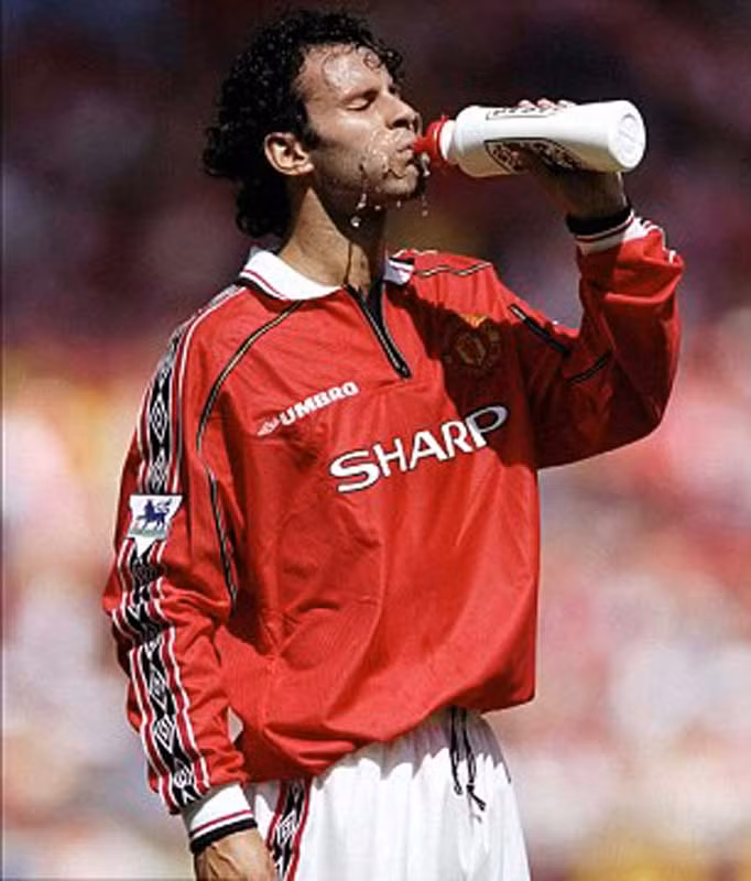 1998: Phong độ kém cỏi của MU ở tháng 3 và tháng 4/1998 khiến họ mất chức vô địch Ngoại hạng vào tay Arsenal của Arsene Wenger. Năm 1998 là một năm không thành công với cá nhân Giggs và tập thể nói chung, MU không có danh hiệu nào và Giggs cũng không giành được giải thưởng cá nhân nào.