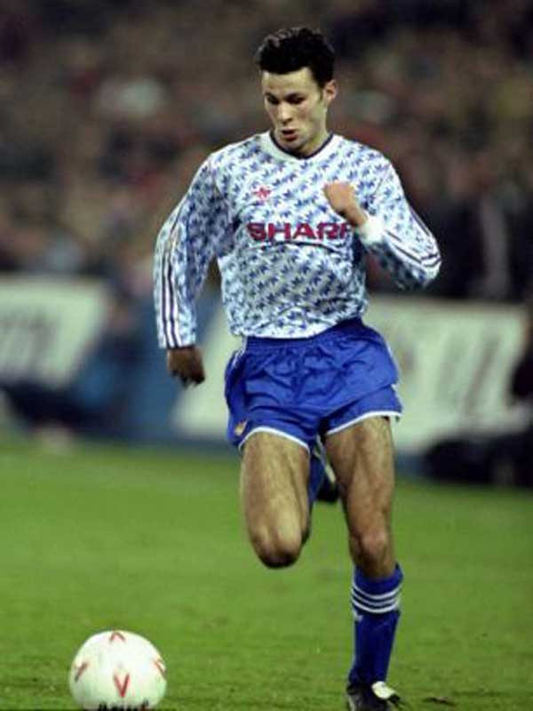 1991: Giggs có năm đầu tiên chơi chuyên nghiệp trong đời. Man Utd khi đó đã vô địch FA Cup và bắt đầu đe dọa Liverpool lẫn Arsenal trong công cuộc chinh phục chức vô địch quốc gia. Giggs lần đầu tiên ra mắt MU vào ngày 2/3/1991 từ băng ghế dự bị, và ở lần đá chính đầu tiên sau đó hơn 1 tháng, Giggs đã gián tiếp lập công trong trận derby thành Manchester. 1991: Giggs có năm đầu tiên chơi chuyên nghiệp trong đời. Man Utd khi đó đã vô địch FA Cup và bắt đầu đe dọa Liverpool lẫn Arsenal trong công cuộc chinh phục chức vô địch quốc gia. Giggs lần đầu tiên ra mắt MU vào ngày 2/3/1991 từ băng ghế dự bị, và ở lần đá chính đầu tiên sau đó hơn 1 tháng, Giggs đã gián tiếp lập công trong trận derby thành Manchester.