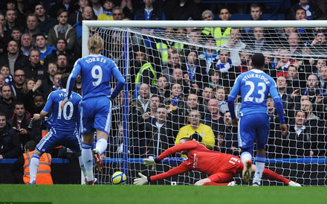 Juan Mata sút hỏng phạt đền ở phút 22 Juan Mata sút hỏng phạt đền ở phút 22