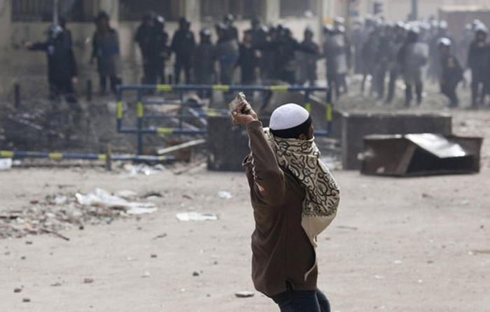 Cảnh sát và người biểu tình vẫn tiếp tục xô xát trong ngày tuần hành thứ 2 của những người phẫn nộ sau cái chết của 74 CĐV trong trận bóng đá tại Port Said. Cảnh sát và người biểu tình vẫn tiếp tục xô xát trong ngày tuần hành thứ 2 của những người phẫn nộ sau cái chết của 74 CĐV trong trận bóng đá tại Port Said.