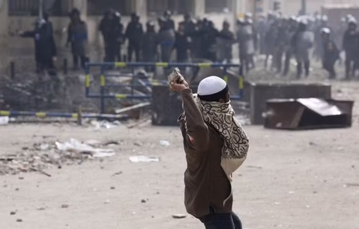 Cảnh sát và người biểu tình vẫn tiếp tục xô xát trong ngày tuần hành thứ 2 của những người phẫn nộ sau cái chết của 74 CĐV trong trận bóng đá tại Port Said.