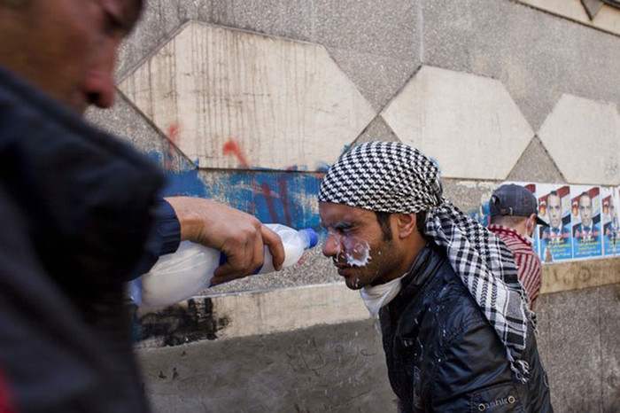 Họ còn chuẩn bị các bình sữa để rửa mắt cho những người nhiễm hơi cay Họ còn chuẩn bị các bình sữa để rửa mắt cho những người nhiễm hơi cay