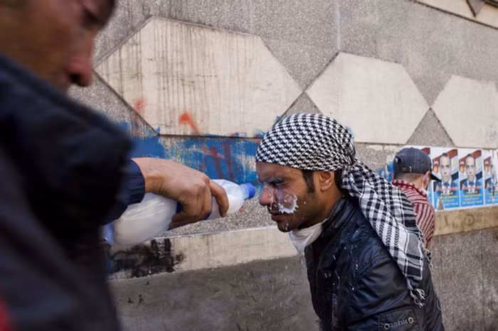 Họ còn chuẩn bị các bình sữa để rửa mắt cho những người nhiễm hơi cay