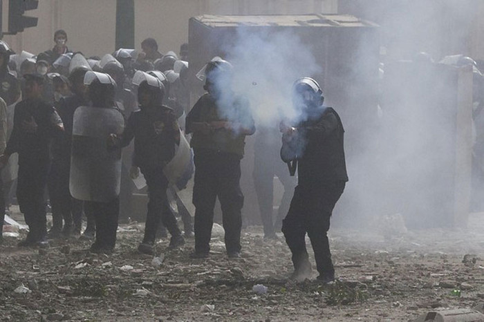 Họ tiếp tục dùng hơi cay để giải tán đám đông đang tìm cách bao vây trụ sở Bộ nội vụ Ai Cập. Họ tiếp tục dùng hơi cay để giải tán đám đông đang tìm cách bao vây trụ sở Bộ nội vụ Ai Cập.