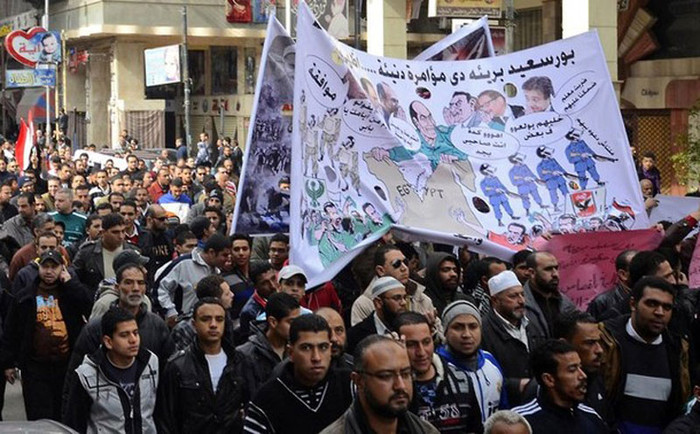 Còn đây là tại thành phố Port Said, nơi diễn ra thảm kịch khiến 74 người thiệt mạng. Đoàn người mang theo một tấm biểu ngữ lớn ghi “Port Said vô tội, đây là một âm mưu bẩn thỉu”. Còn đây là tại thành phố Port Said, nơi diễn ra thảm kịch khiến 74 người thiệt mạng. Đoàn người mang theo một tấm biểu ngữ lớn ghi “Port Said vô tội, đây là một âm mưu bẩn thỉu”.