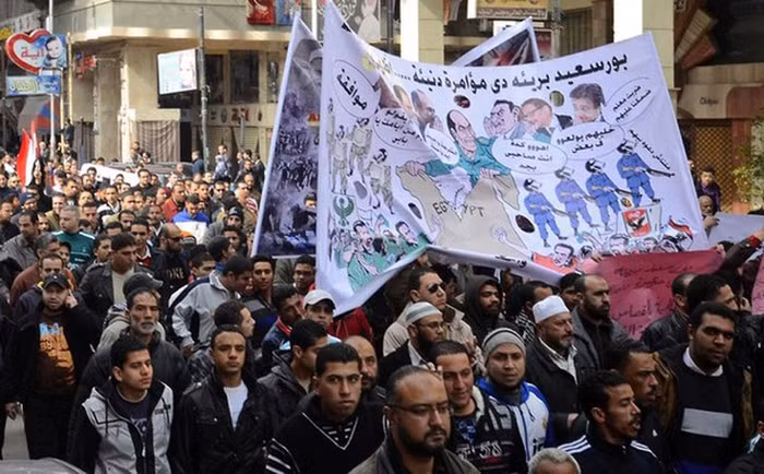 Còn đây là tại thành phố Port Said, nơi diễn ra thảm kịch khiến 74 người thiệt mạng. Đoàn người mang theo một tấm biểu ngữ lớn ghi “Port Said vô tội, đây là một âm mưu bẩn thỉu”.