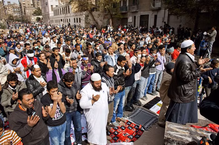 Buổi trưa, các tín đồ đạo Hồi thực hiện lễ cầu nguyện ngày thứ Sáu truyền thống, bạo loạn chỉ tạm dừng trong thời gian ngắn