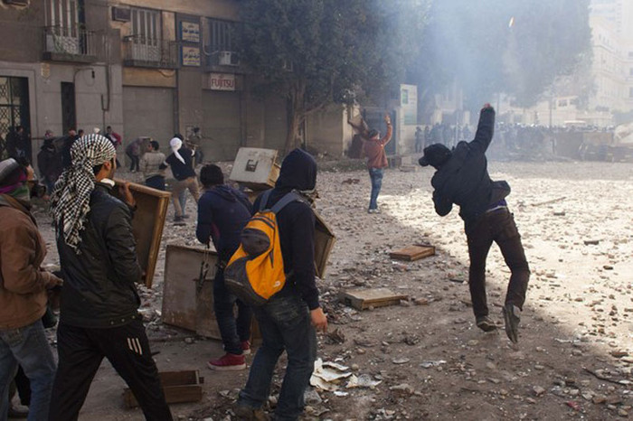 Một số người ném đá vào cảnh sát Một số người ném đá vào cảnh sát