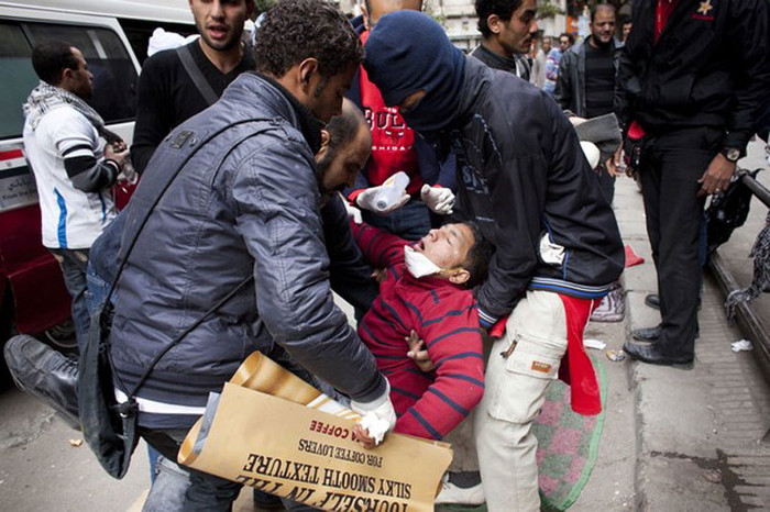 Vẫn có hàng trăm người bị ngất đi vì hơi gas Vẫn có hàng trăm người bị ngất đi vì hơi gas