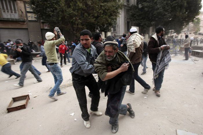 Một người đàn ông già bị thương được đưa ra khỏi khu vực đụng độ Một người đàn ông già bị thương được đưa ra khỏi khu vực đụng độ