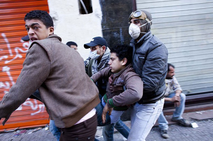 Sau ngày đầu tiên tuần hành, những người biểu tình đã đối phó với hơi cay bằng khẩu trang hoặc kính bảo hộ Sau ngày đầu tiên tuần hành, những người biểu tình đã đối phó với hơi cay bằng khẩu trang hoặc kính bảo hộ