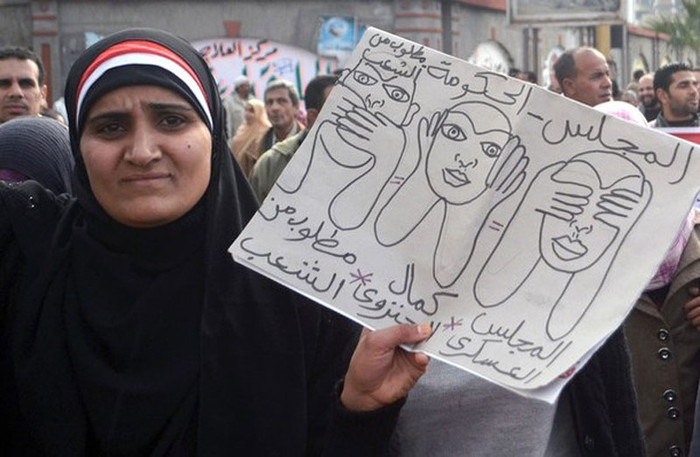 Một người phụ nữ giơ tấm hình tả nghị viện Ai Cập “bịt mắt, bịt tai, che miệng” trước bi kịch tại sân Port Said, với dòng chữ phía dưới ghi: “Nếu chúng im lặng, chúng ta cũng không cần phải nói gì cả”. Một người phụ nữ giơ tấm hình tả nghị viện Ai Cập “bịt mắt, bịt tai, che miệng” trước bi kịch tại sân Port Said, với dòng chữ phía dưới ghi: “Nếu chúng im lặng, chúng ta cũng không cần phải nói gì cả”.