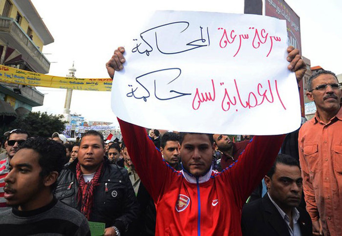 “Hãy mau mở phiên tòa đi, bọn chúng vẫn đang nắm quyền lực!” “Hãy mau mở phiên tòa đi, bọn chúng vẫn đang nắm quyền lực!”