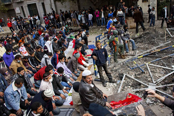 Người dân Cairo đã không đến thánh đường như mọi khi. Họ cầu nguyện bên đống đổ nát. Người dân Cairo đã không đến thánh đường như mọi khi. Họ cầu nguyện bên đống đổ nát.