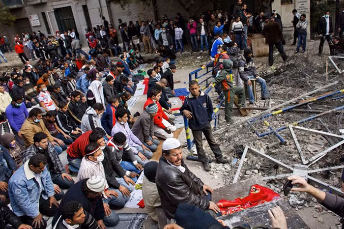 Người dân Cairo đã không đến thánh đường như mọi khi. Họ cầu nguyện bên đống đổ nát.