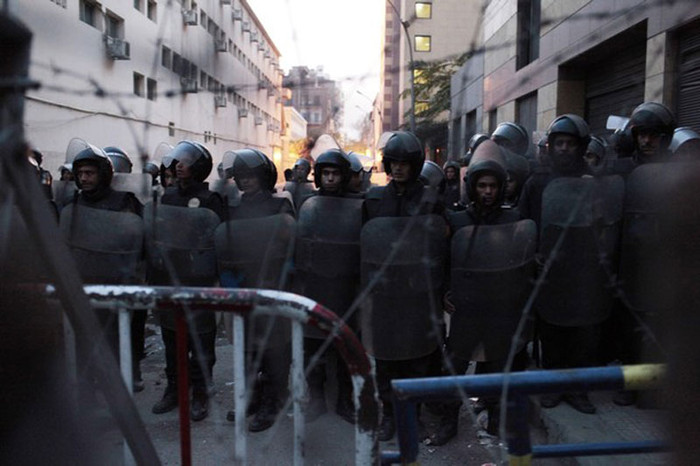 Lực lượng cảnh sát được huy động người một nhiều hơn để đối phó với tình hình ngày càng leo thang, các chướng ngại vật dây thép gai được dựng ngày một dày hơn trên các đường phố. Lực lượng cảnh sát được huy động người một nhiều hơn để đối phó với tình hình ngày càng leo thang, các chướng ngại vật dây thép gai được dựng ngày một dày hơn trên các đường phố.